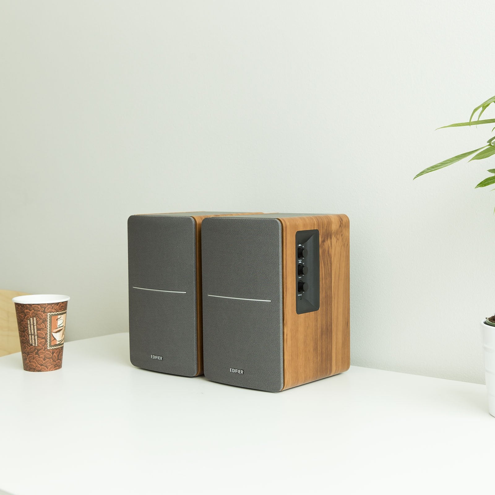 Edifier R1280T instalado en escritorio con laptop para audio claro en creación de contenido