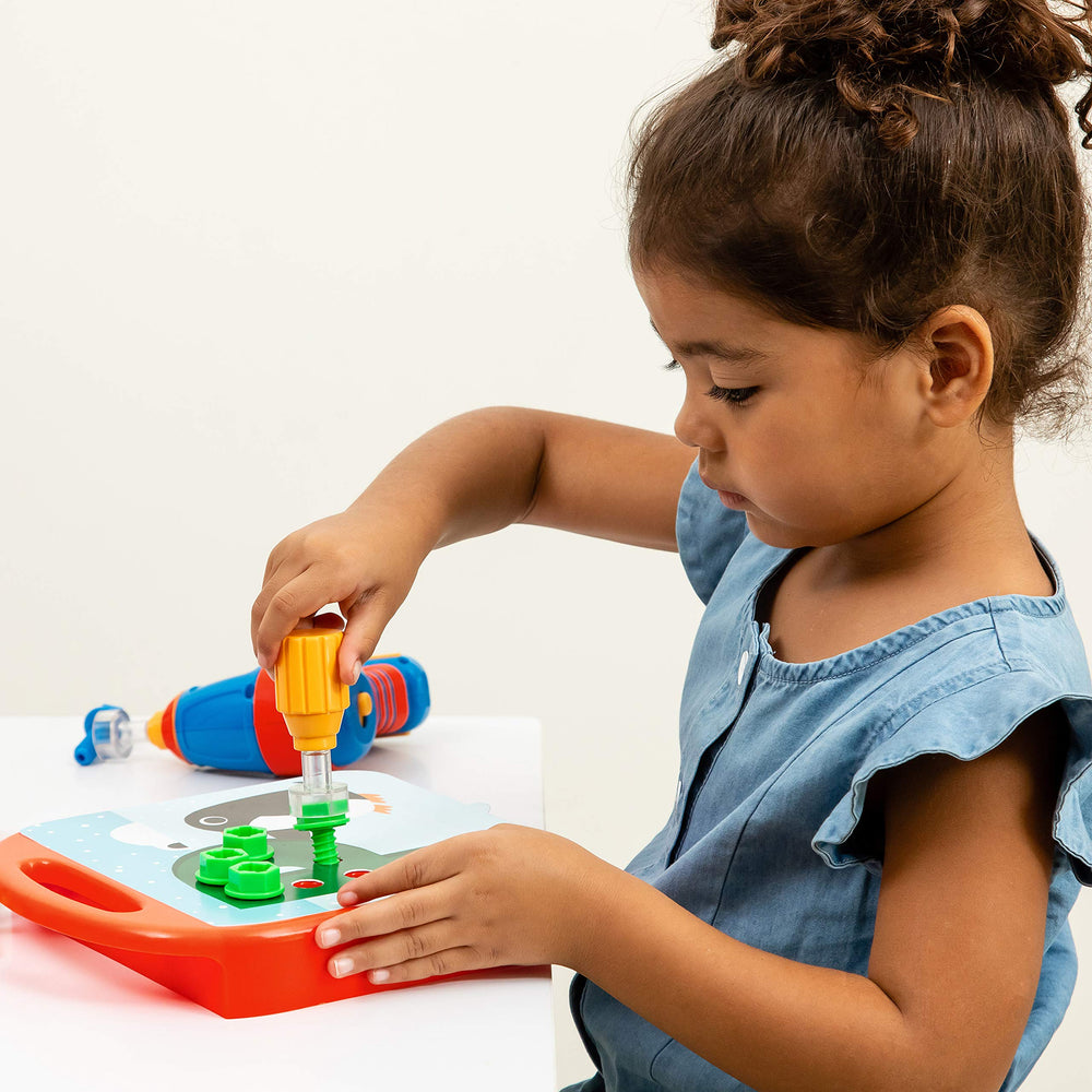 Educational Insights comparación de tamaño junto a manos de niño para referencia práctica