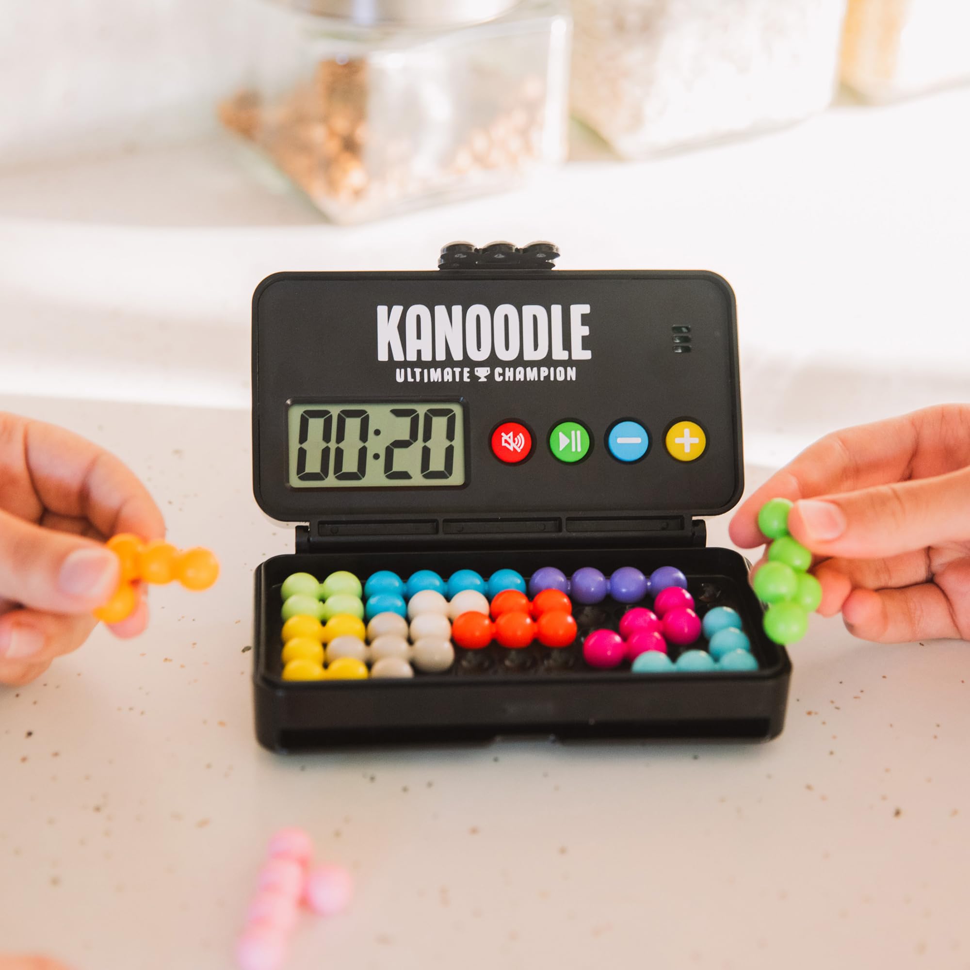 Educational Insights Kanoodle jugador colocando piezas, mejora razonamiento espacial