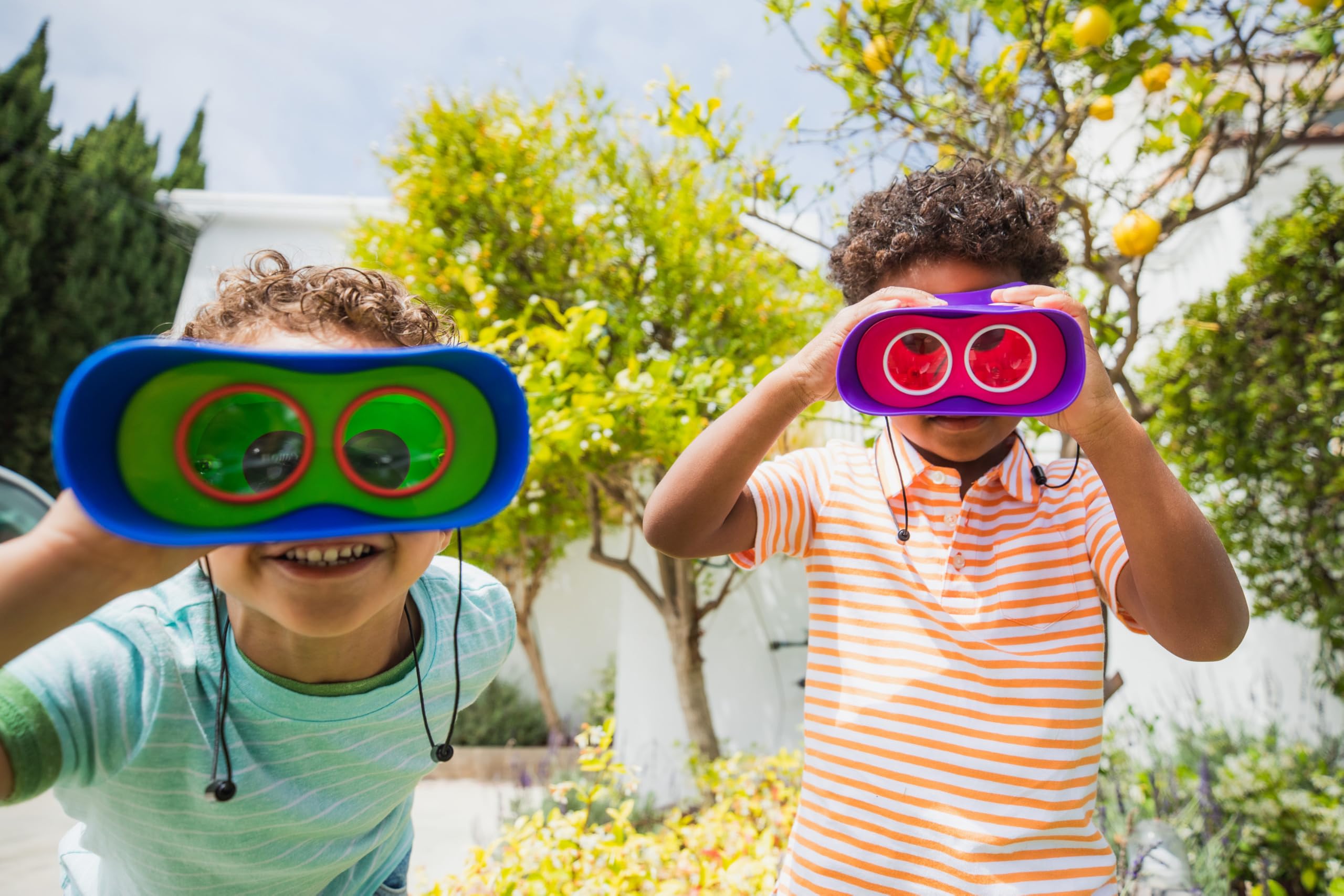 Educational Insights Kidnoculars comparación de tamaño junto a una pelota para referencia de escala