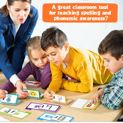 Edulok niños en clase usando los flip books para practicar rimas y lectura en grupo