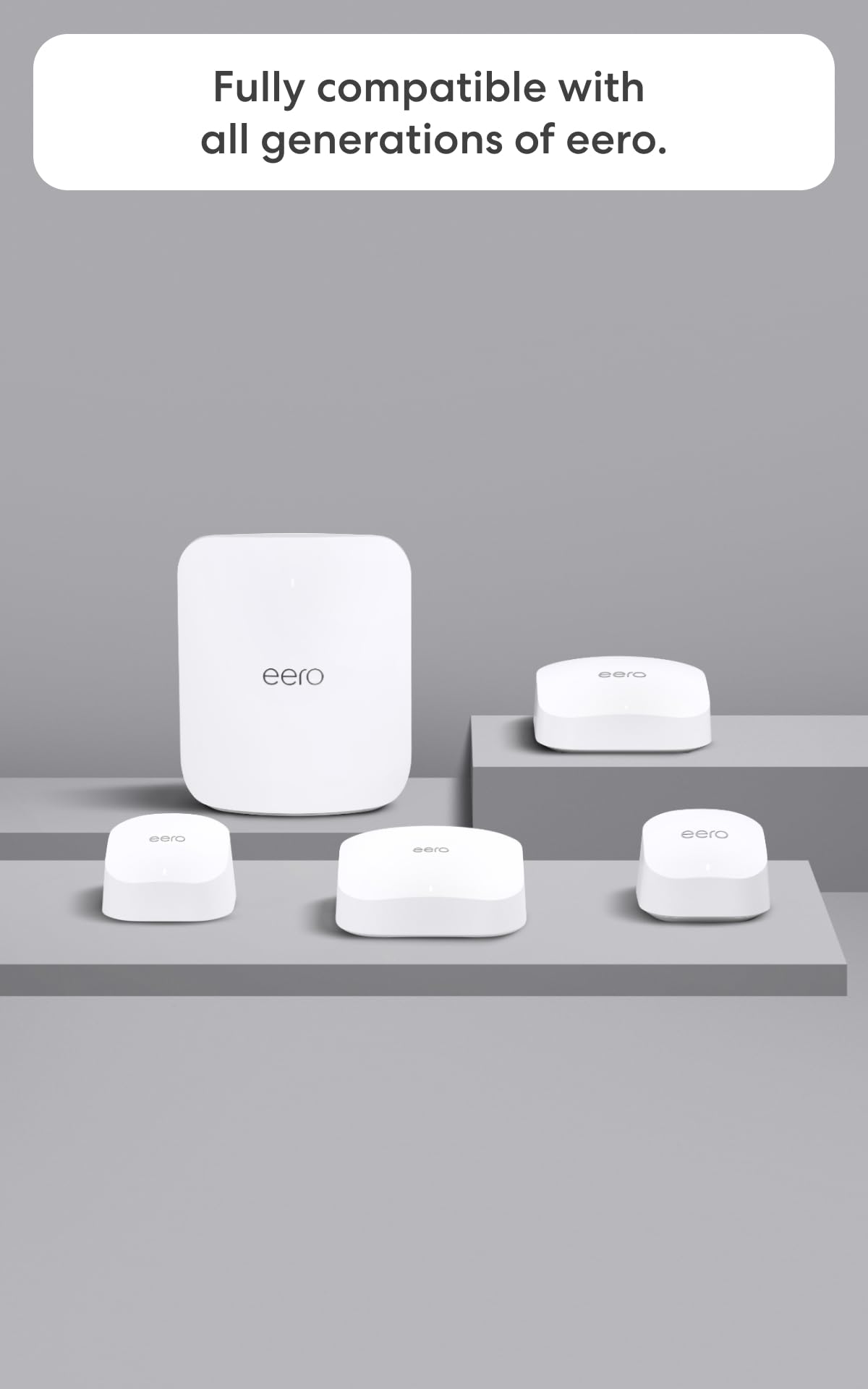 Comparación de escala Amazon eero 7 junto a objetos cotidianos para referencia de tamaño