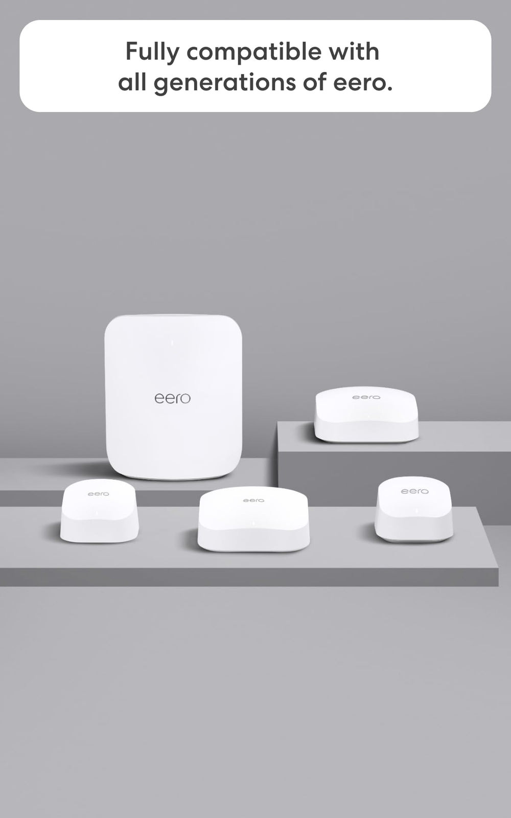 Comparación de escala Amazon eero 7 junto a objetos cotidianos para referencia de tamaño
