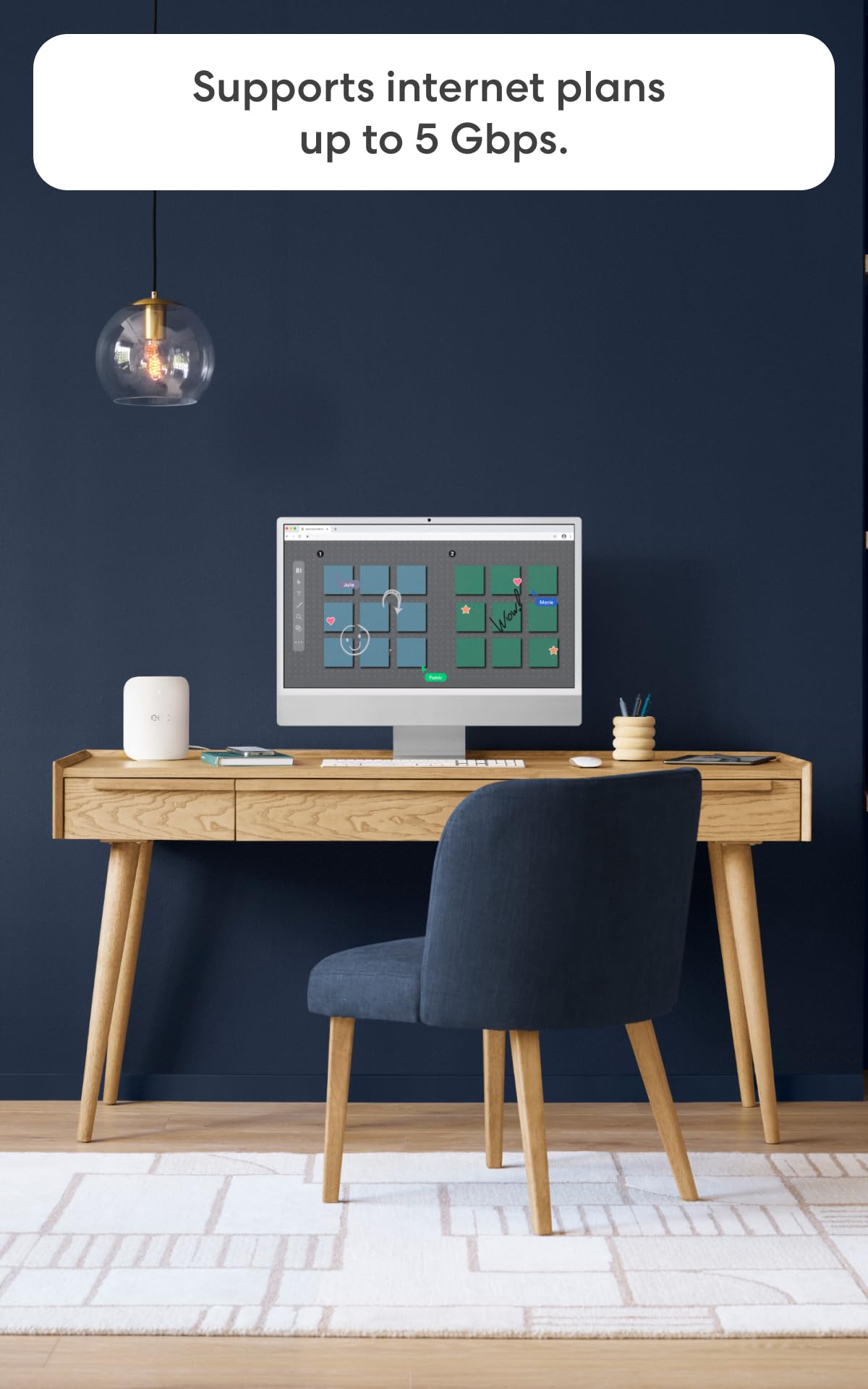 eero Pro 7 junto a un libro para comparar tamaño y facilitar instalación