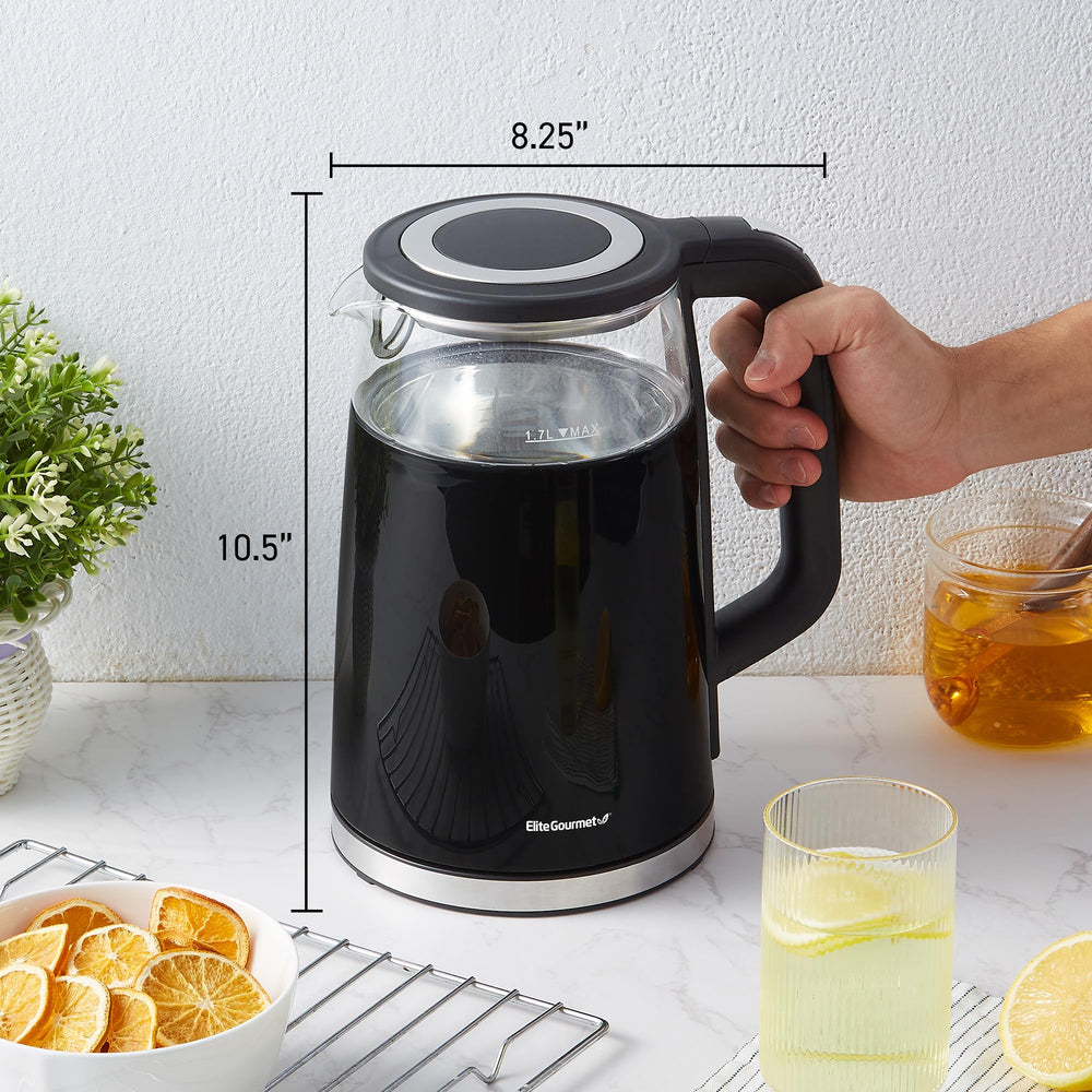 Elite Gourmet comparación de tamaño con tazas para mostrar capacidad de 1.7 litros