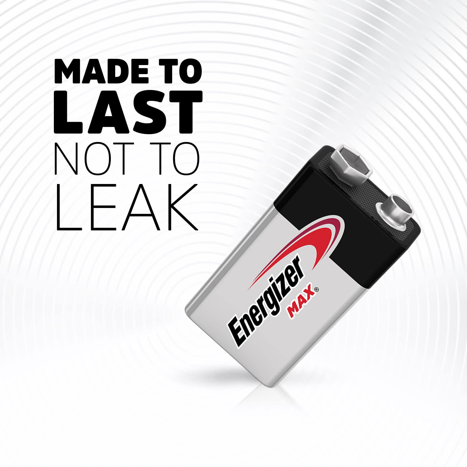 Energizer pila 9V en detector de humo instalándose para seguridad doméstica