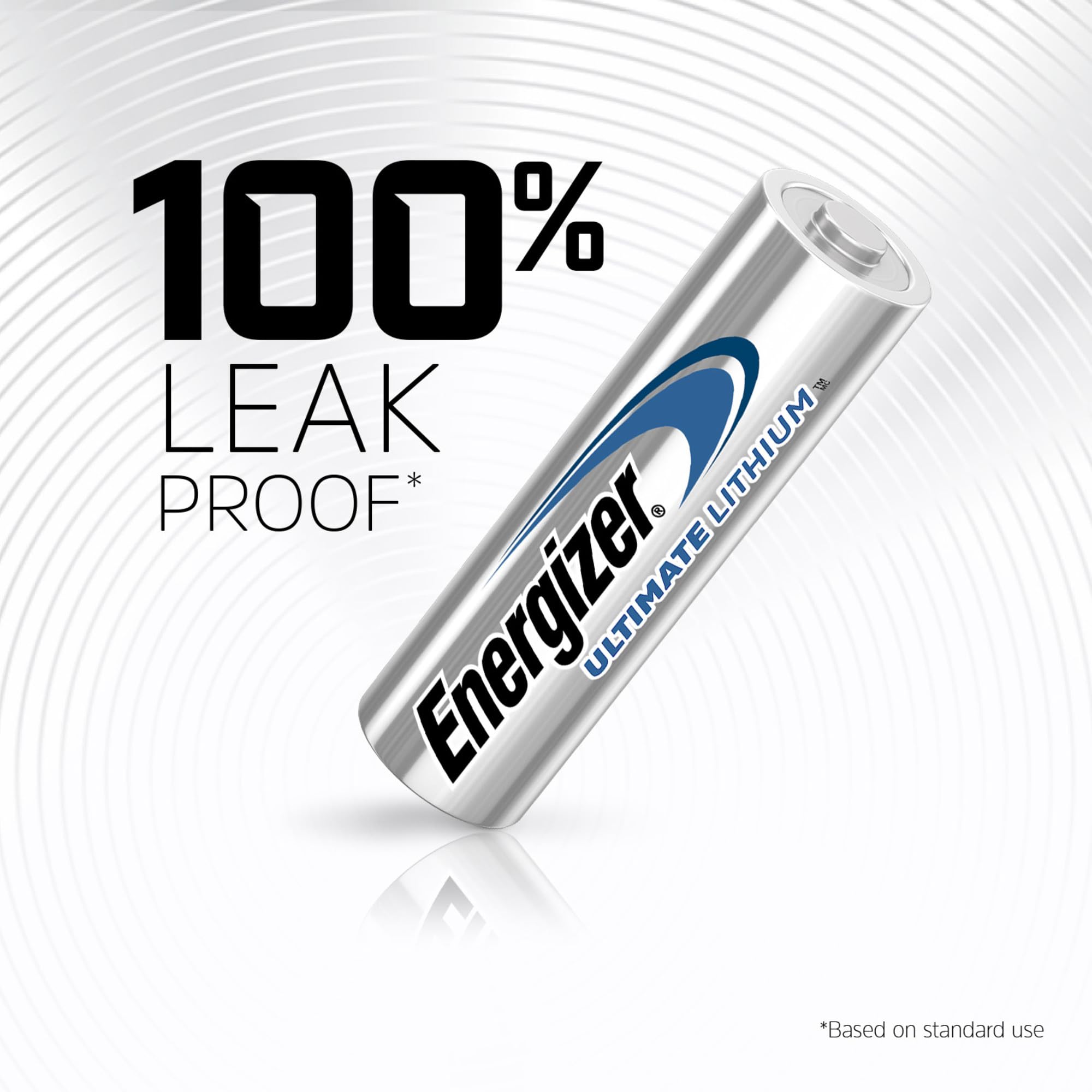 Energizer pila junto a una mano para comparar tamaño y ligereza en AA