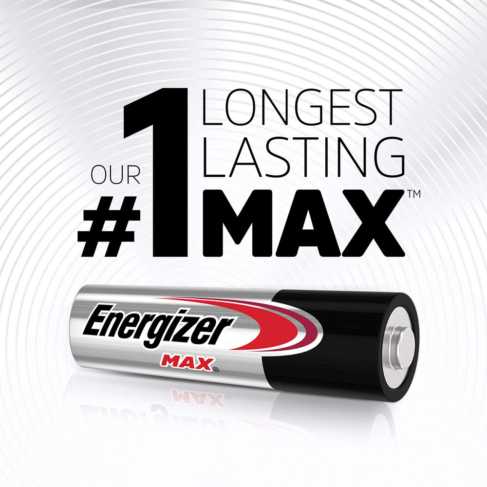 Energizer pilas en linterna encendida mostrando potencia confiable en uso