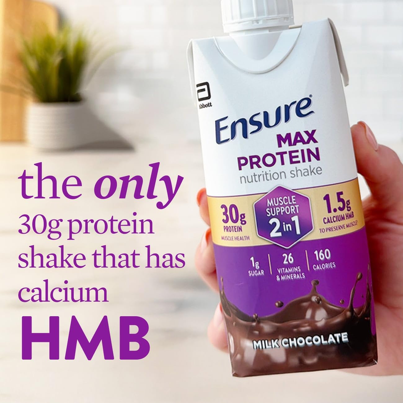 Persona bebiendo Ensure Max Protein tras entreno, marca visible, apoyo para recuperación muscular