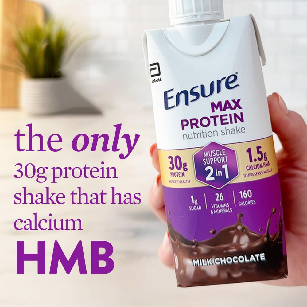 Persona bebiendo Ensure Max Protein tras entreno, marca visible, apoyo para recuperación muscular