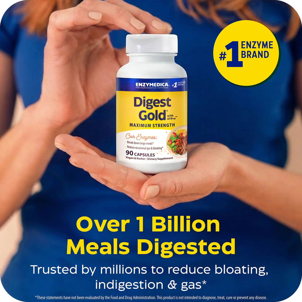 Enzymedica Digest Gold cápsula en mano para visualizar tamaño y conveniencia