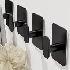 Eowihor en uso en ducha sosteniendo toalla, ideal para ambientes húmedos