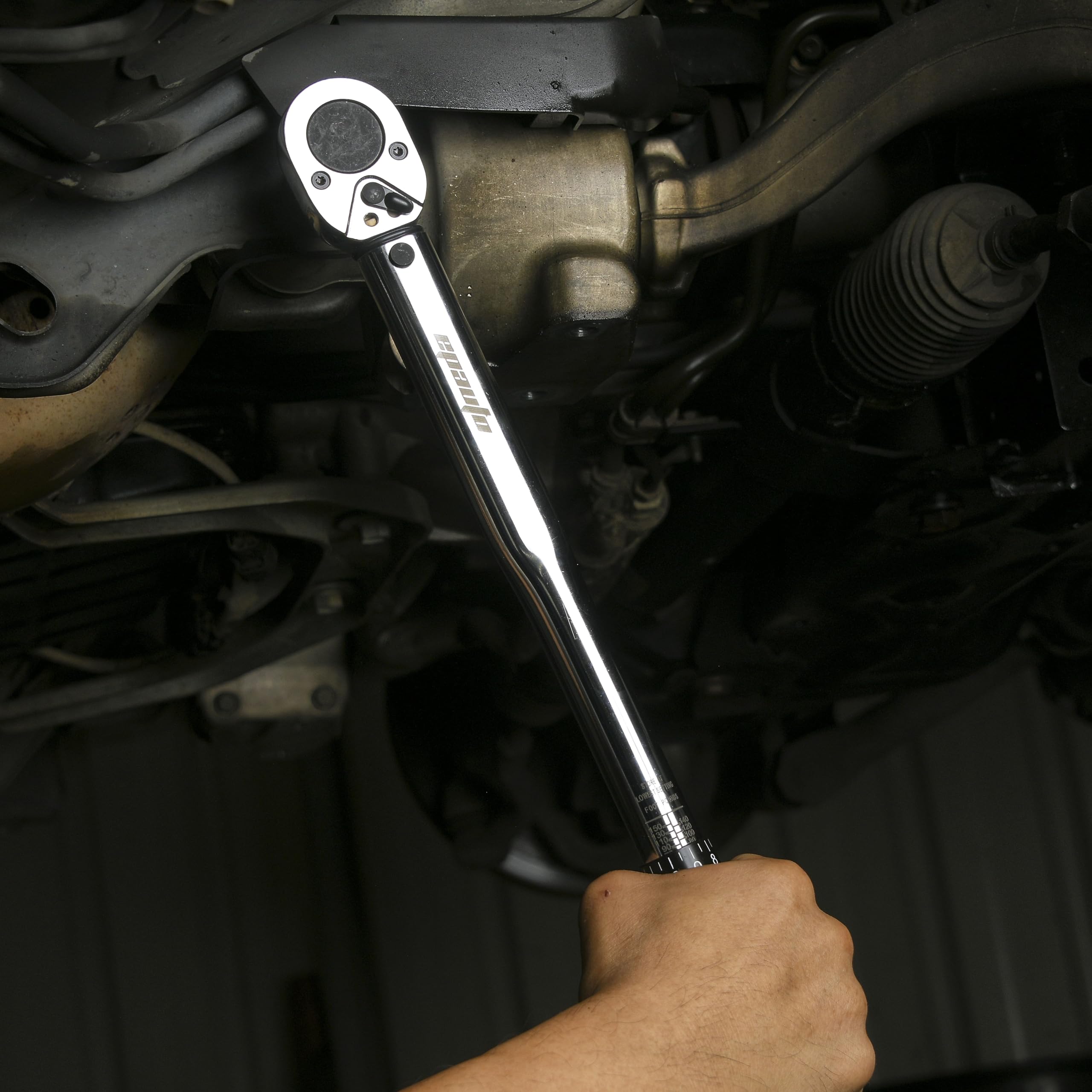 EPAuto herramienta en uso apretando tuerca en automóvil con precisión