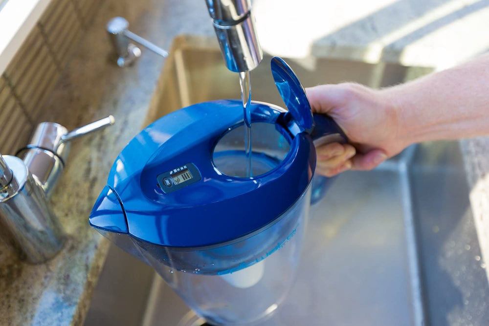 Epic Water Filters cartucho junto a una taza para comparar tamaño y escala
