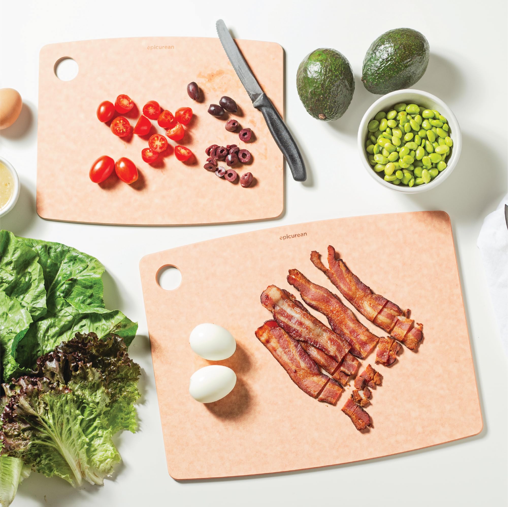 Epicurean tabla presentada en cocina con platos servidos, ideal para cortar y servir