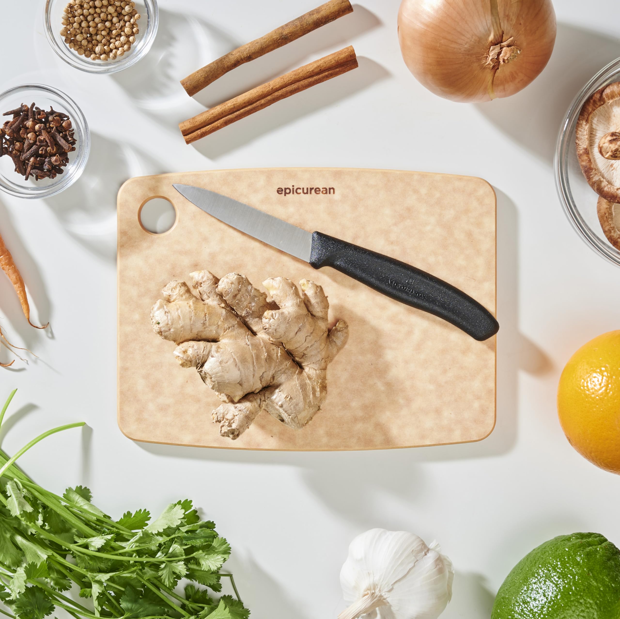 Epicurean tabla en uso cortando vegetales, facilita preparación diaria