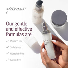 aplicación de Epionce Renewal Facial Lotion en mano antes de rostro, sensación ligera