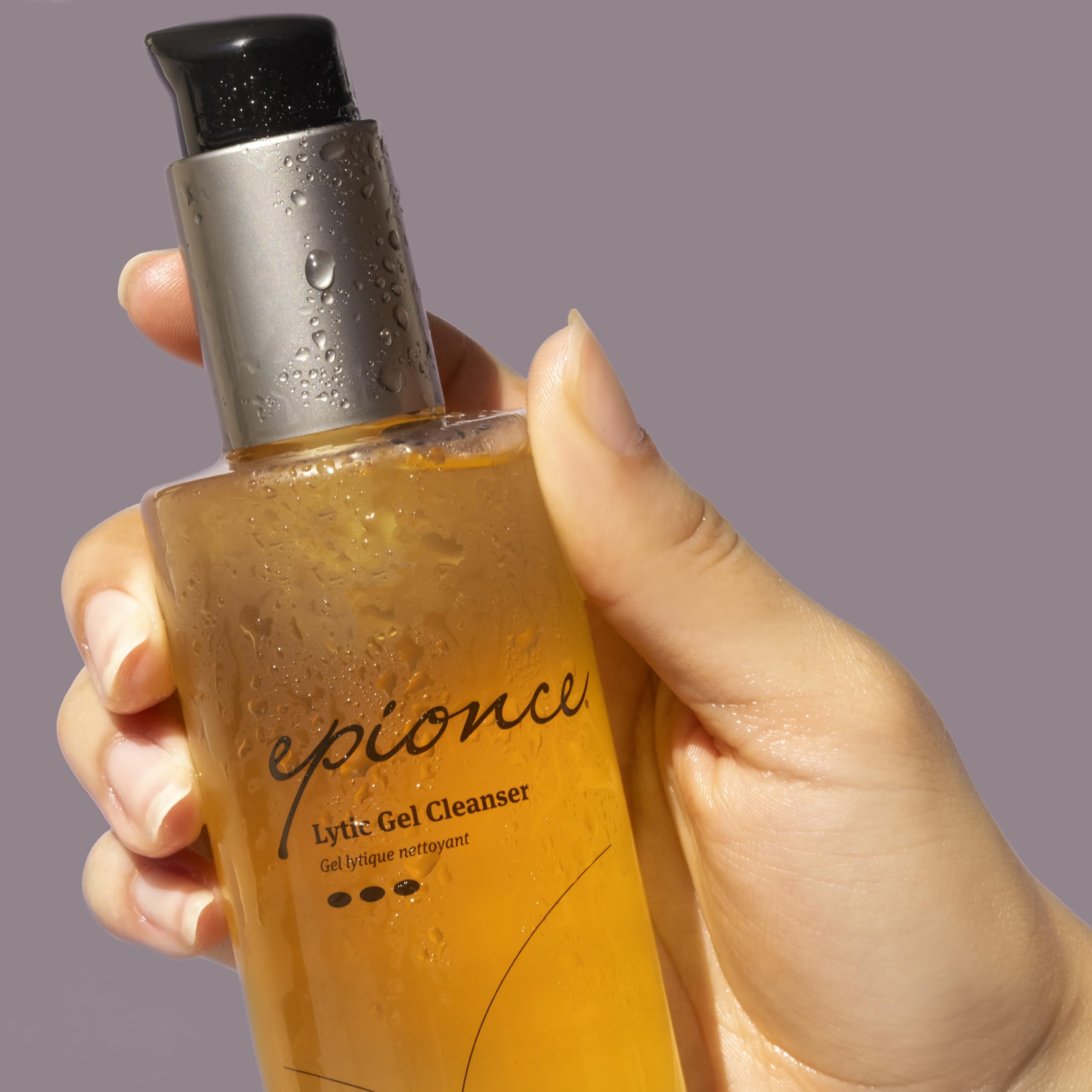 Envase de Epionce Lytic Gel sobre tocador indicando uso diario