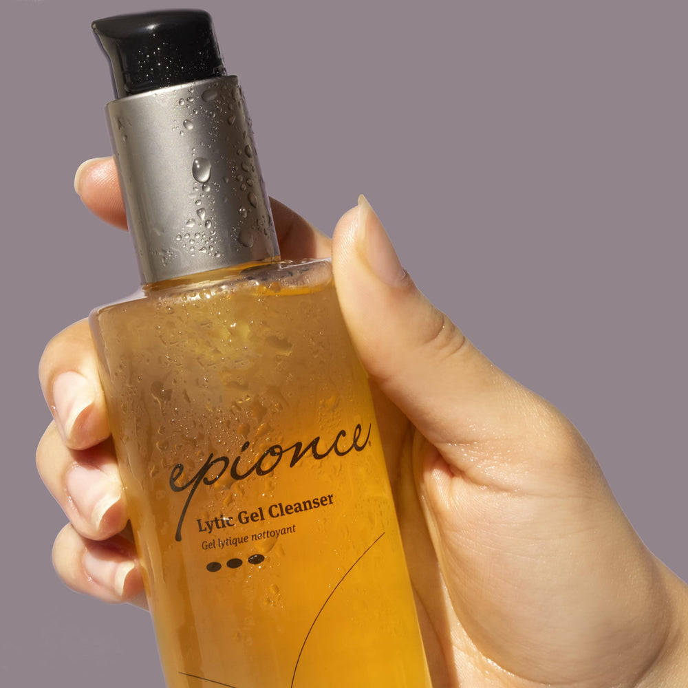Envase de Epionce Lytic Gel sobre tocador indicando uso diario