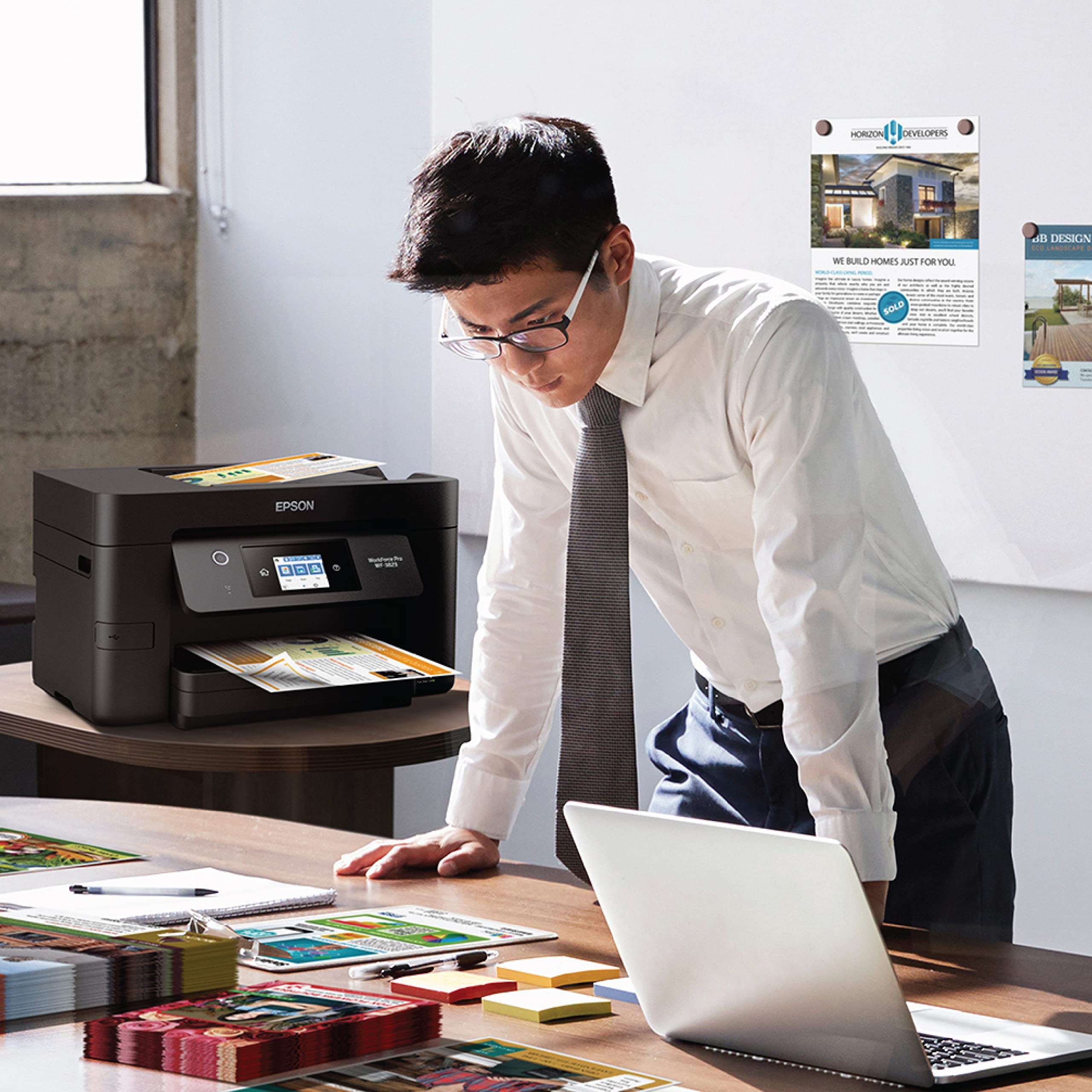 Epson WF-3823 escaneando documentos en oficina para flujo de trabajo eficiente