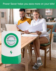 Eqoktx Stopwatt junto a una mano para comparar tamaño y facilitar instalación