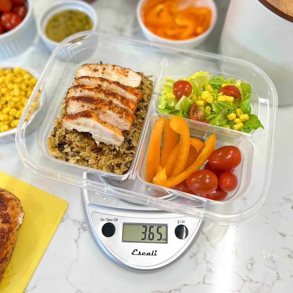 Escali Primo en una cocina colorida ilustrando beneficio de estilo y ahorro de espacio
