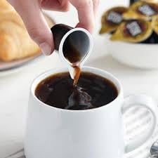 Generic primer plano del líquido de espresso mostrando textura concentrada