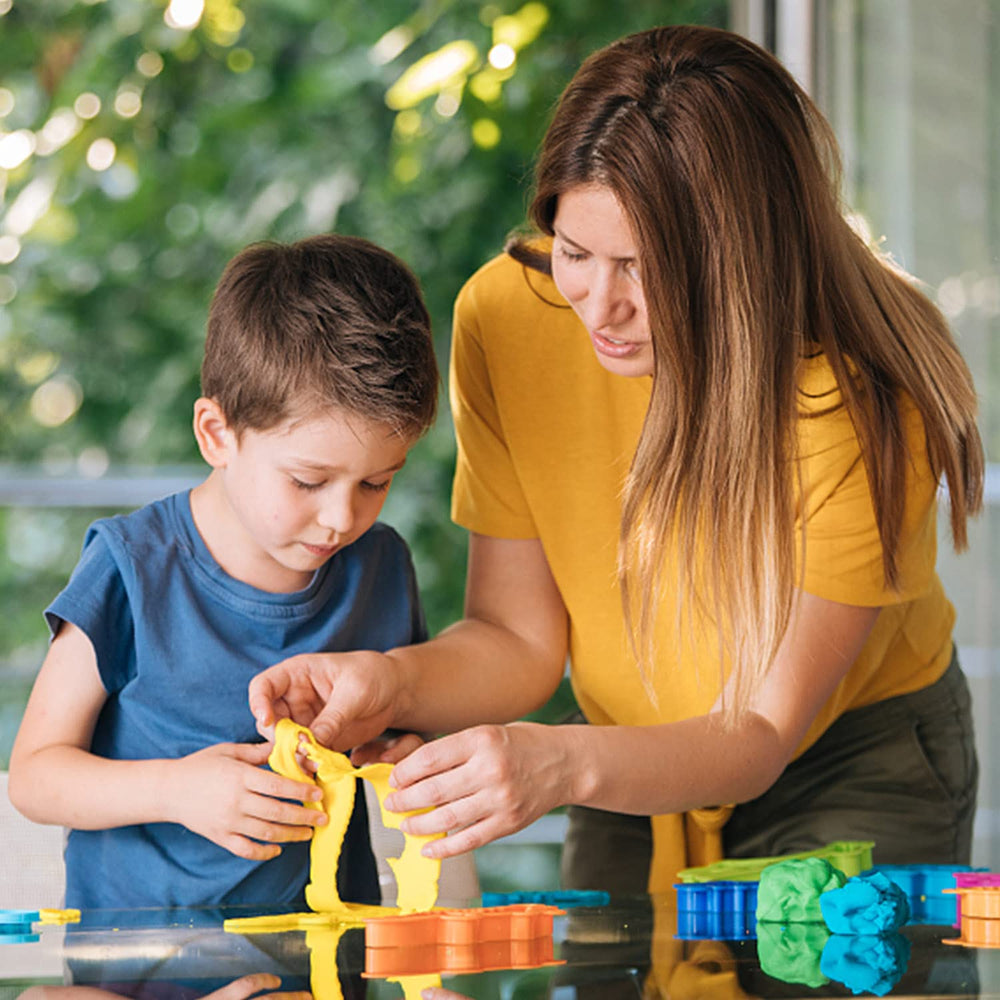 ESSENSON familia creando figuras en mesa fomentando creatividad conjunta