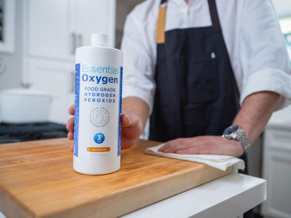 Essential Oxygen botella al lado de una mano para mostrar tamaño práctico