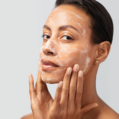Estée Lauder primer plano de etiqueta con Passion Flower y Edelweiss, informa sobre ingredientes calmantes