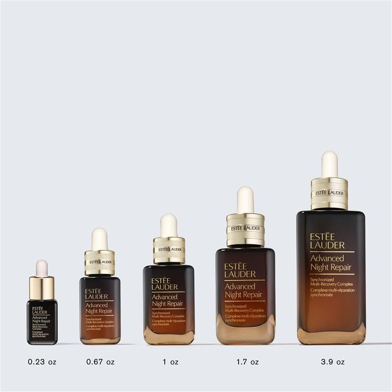 Estée Lauder escena de dormitorio con sérum en mesita, sugiere rutina nocturna reparadora