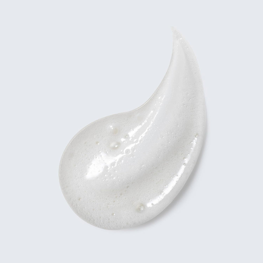 Estée Lauder textura cremosa en primer plano para una limpieza nutritiva