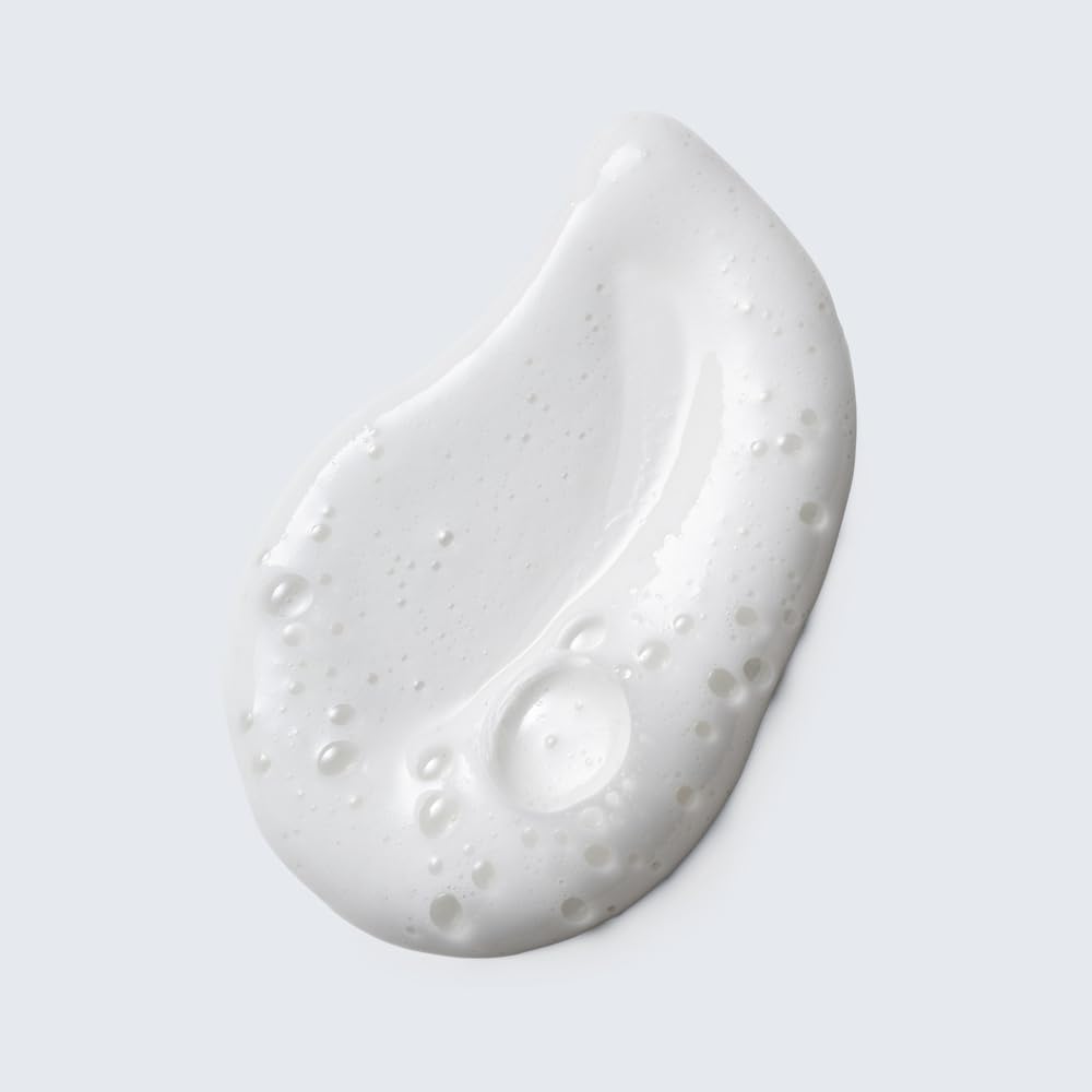 Estée Lauder textura cremosa transformándose en espuma, limpieza suave y humectación