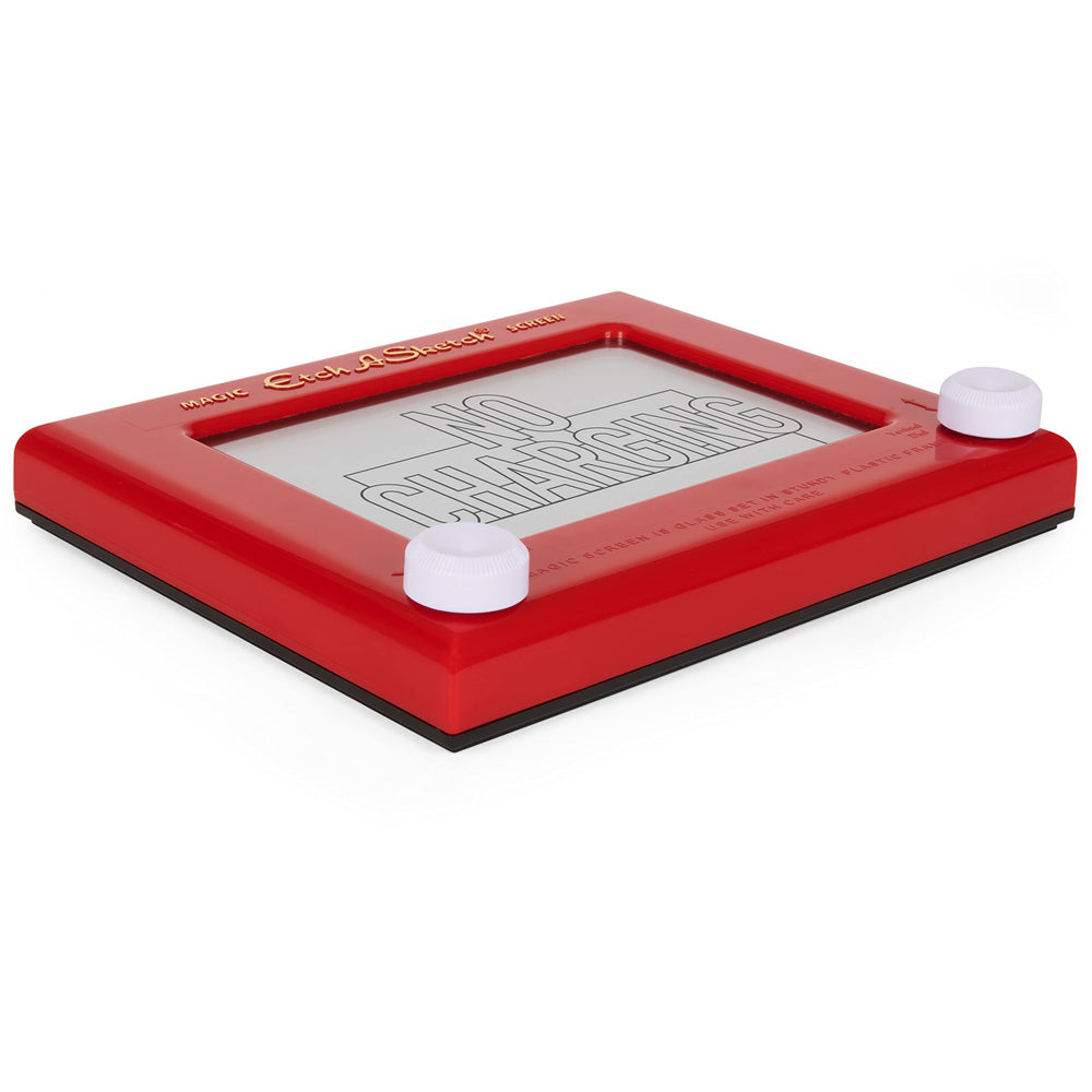 Etch A Sketch junto a una mano adulta para comparación de tamaño y portabilidad