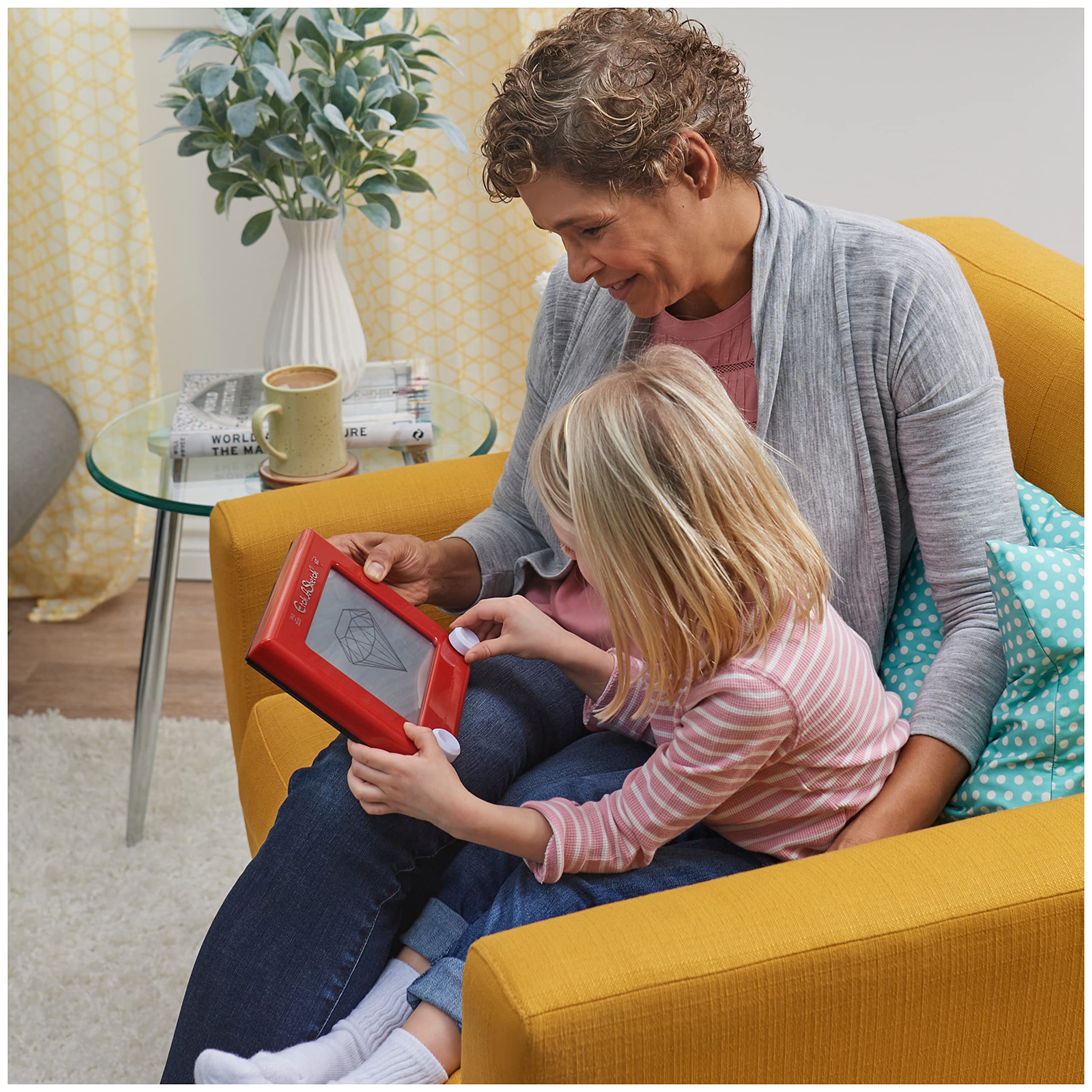 Etch A Sketch en escena familiar con niños y adultos fomentando juego compartido