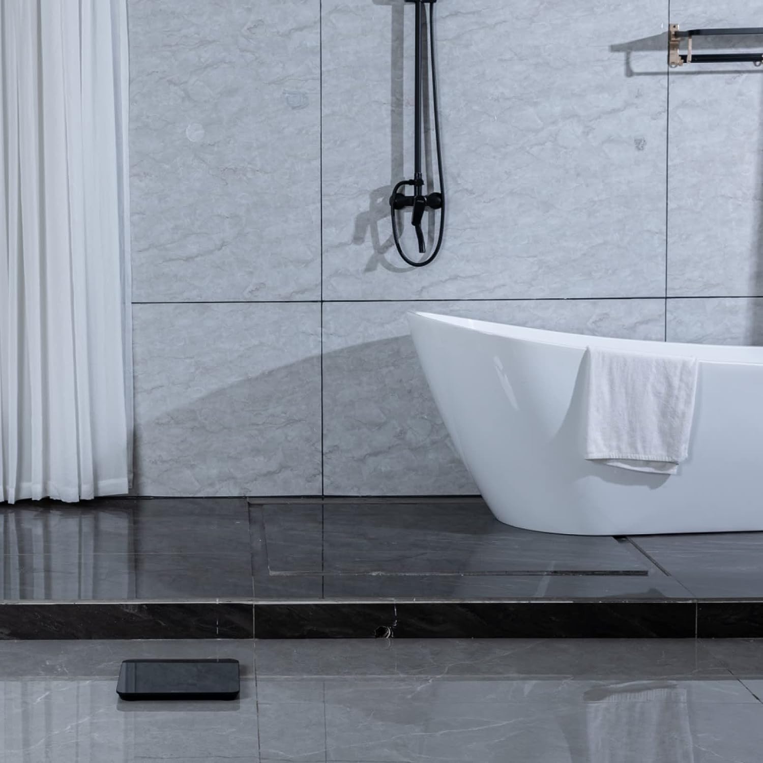 Etekcity báscula colocada en baño estilo moderno integrándose con decoración