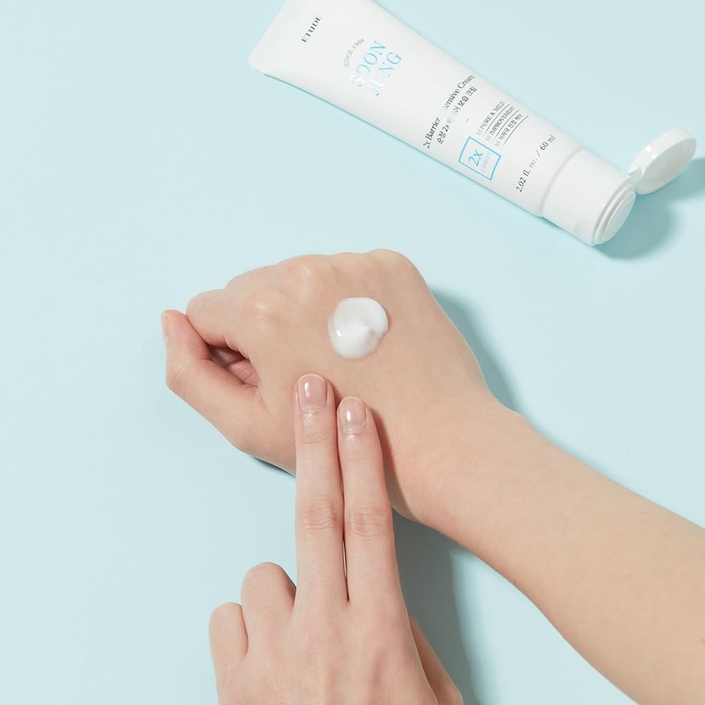 ETUDE tamaño del tubo SoonJung comparado con una mano, portátil