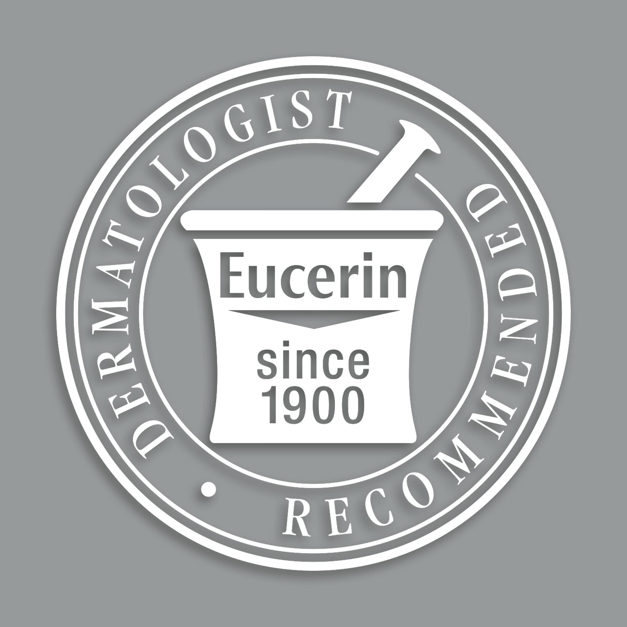 Eucerin vertiendo loción desde el envase demostrando textura