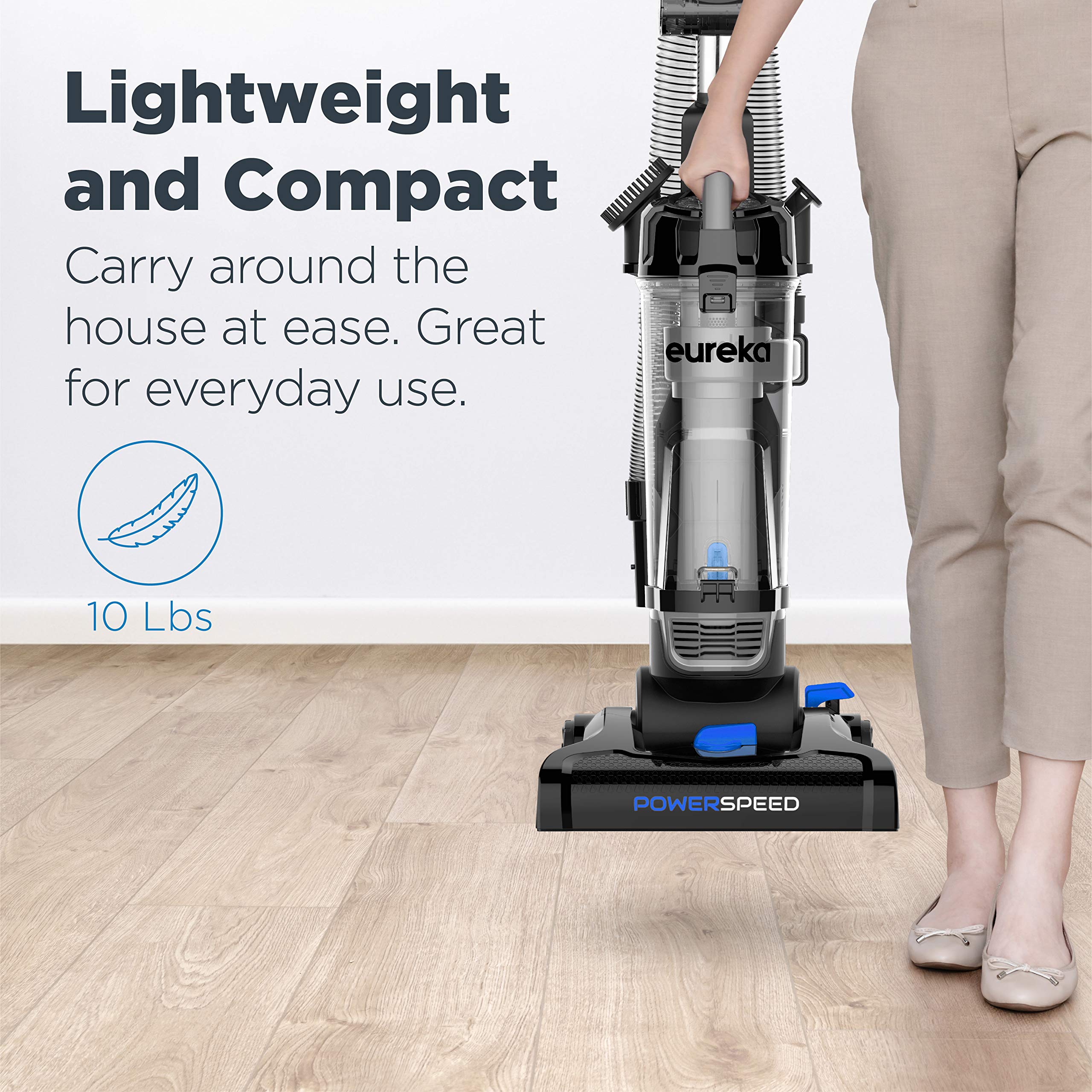 Eureka PowerSpeed siendo transportada por escaleras por su ligereza