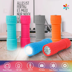 EverBrite linterna con pilas AAA incluidas mostrando lista para funcionar