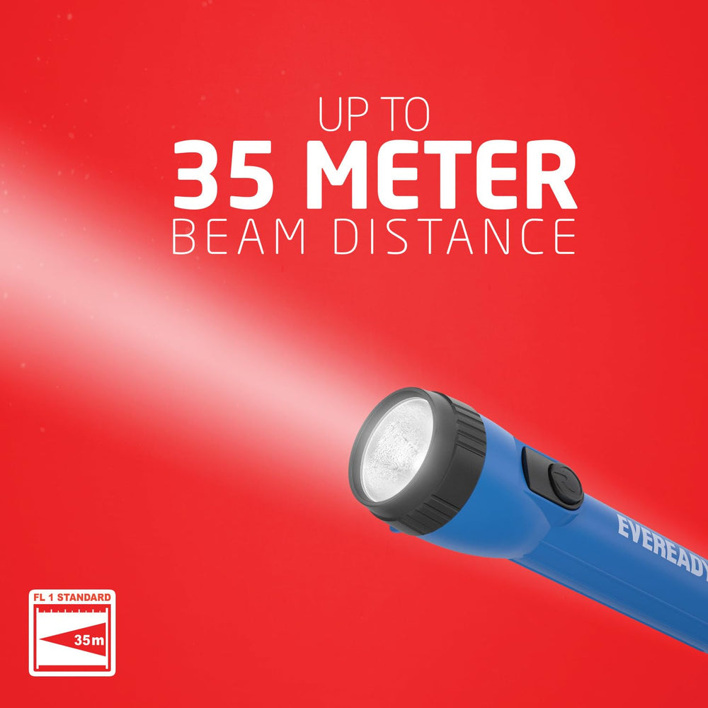 EVEREADY linterna iluminando sendero nocturno demostrando alcance útil