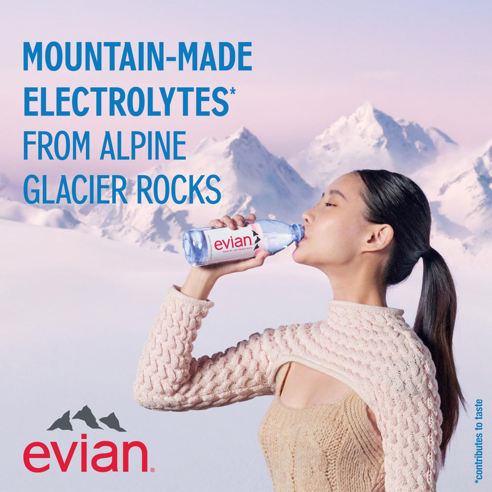 evian primer plano de agua cristalina enfatizando frescura