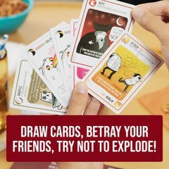 Exploding Kittens personas jugando en mesa fomentando interacción social