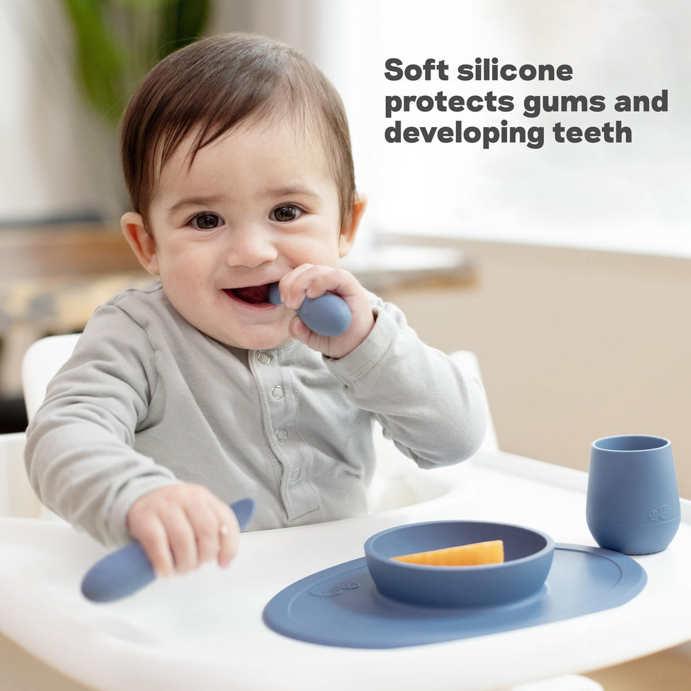 ezpz tiny spoon comparación de tamaño con utensilio adulto, escala clara