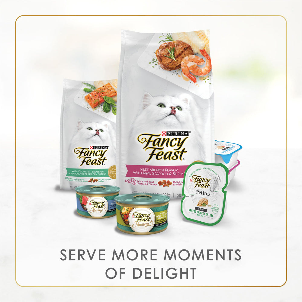 Fancy Feast mano abriendo la tapa, fácil uso y acceso rápido