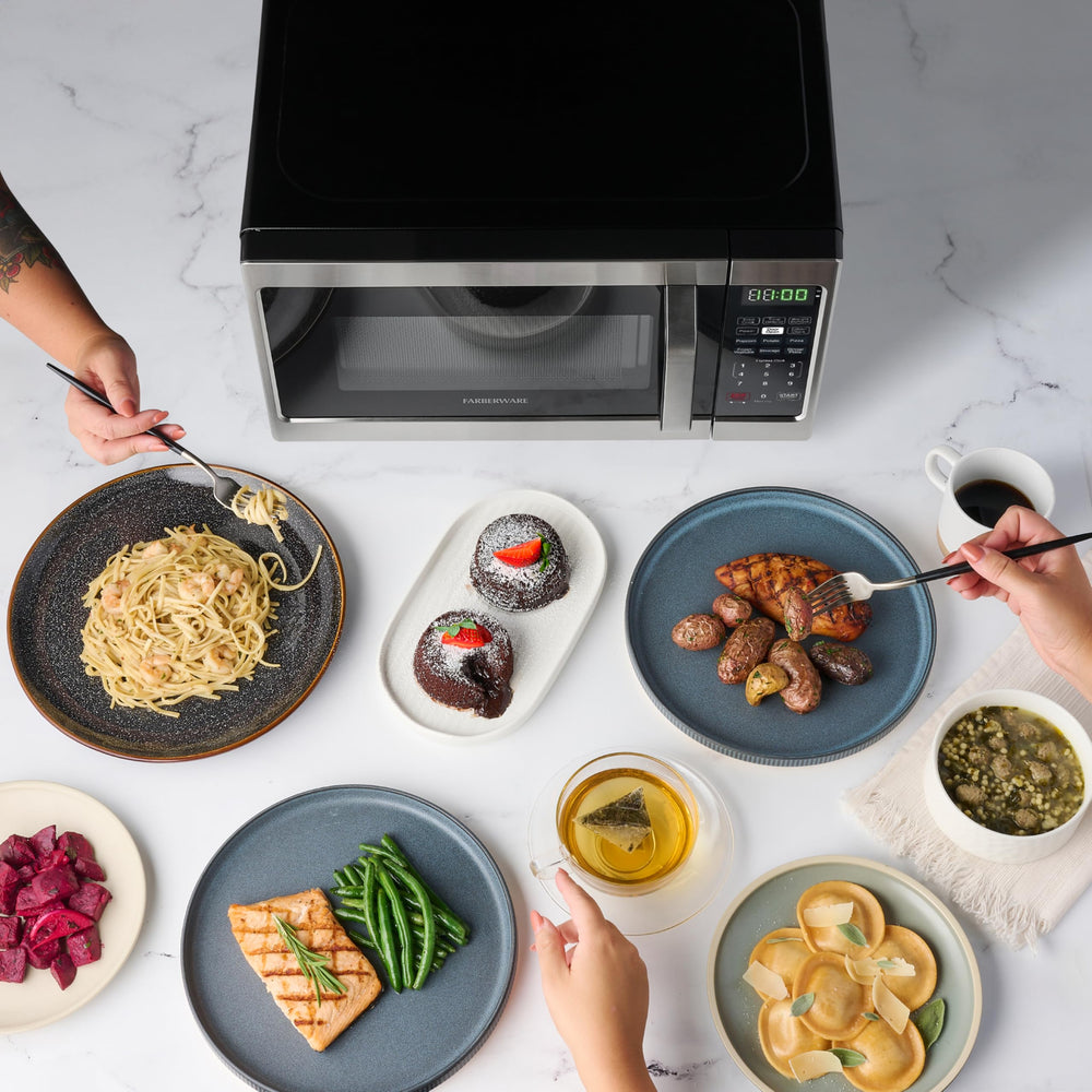 Farberware cocinando palomitas con ventana visible que demuestra control y conveniencia