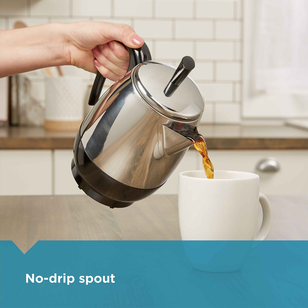Farberware percolador en funcionamiento vertiendo café para taza rápida