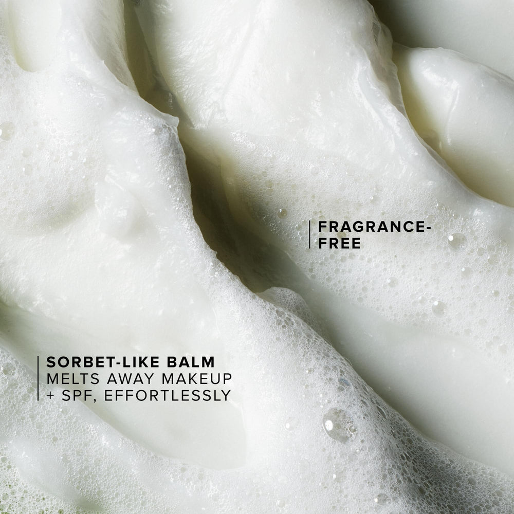 Comparación de tamaño Farmacy Green Clean 100 ml junto a mano para referencia visual práctica