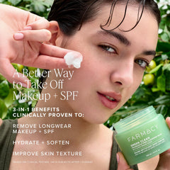 Mano aplicando Farmacy Green Clean sobre piel resaltando limpieza suave y sin irritación