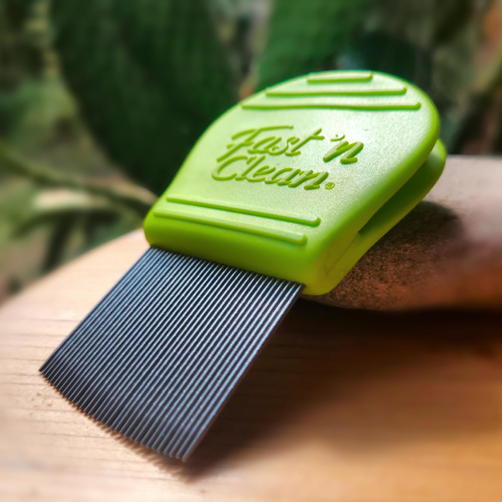 Fast 'n Clean tamaño junto a una mano para ver la escala y ergonomía